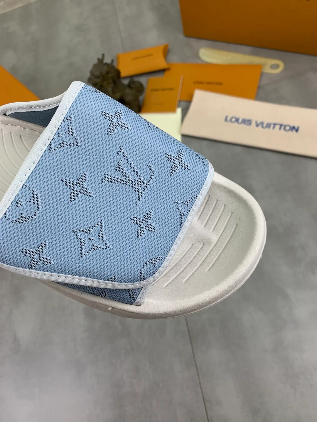Men's shoes 💰P320💰【New style】🆘 Original quality 【LOUIS VUITTON】The popular Louis Vuitton LV men's slippers on the official website are on sale simultaneously! Original fabric imported from Italy. Original bottom provided by the original factory. Number of yards: 38-44 (customized to 45). Multiple colors to choose from. Fully packaged drawer box.
